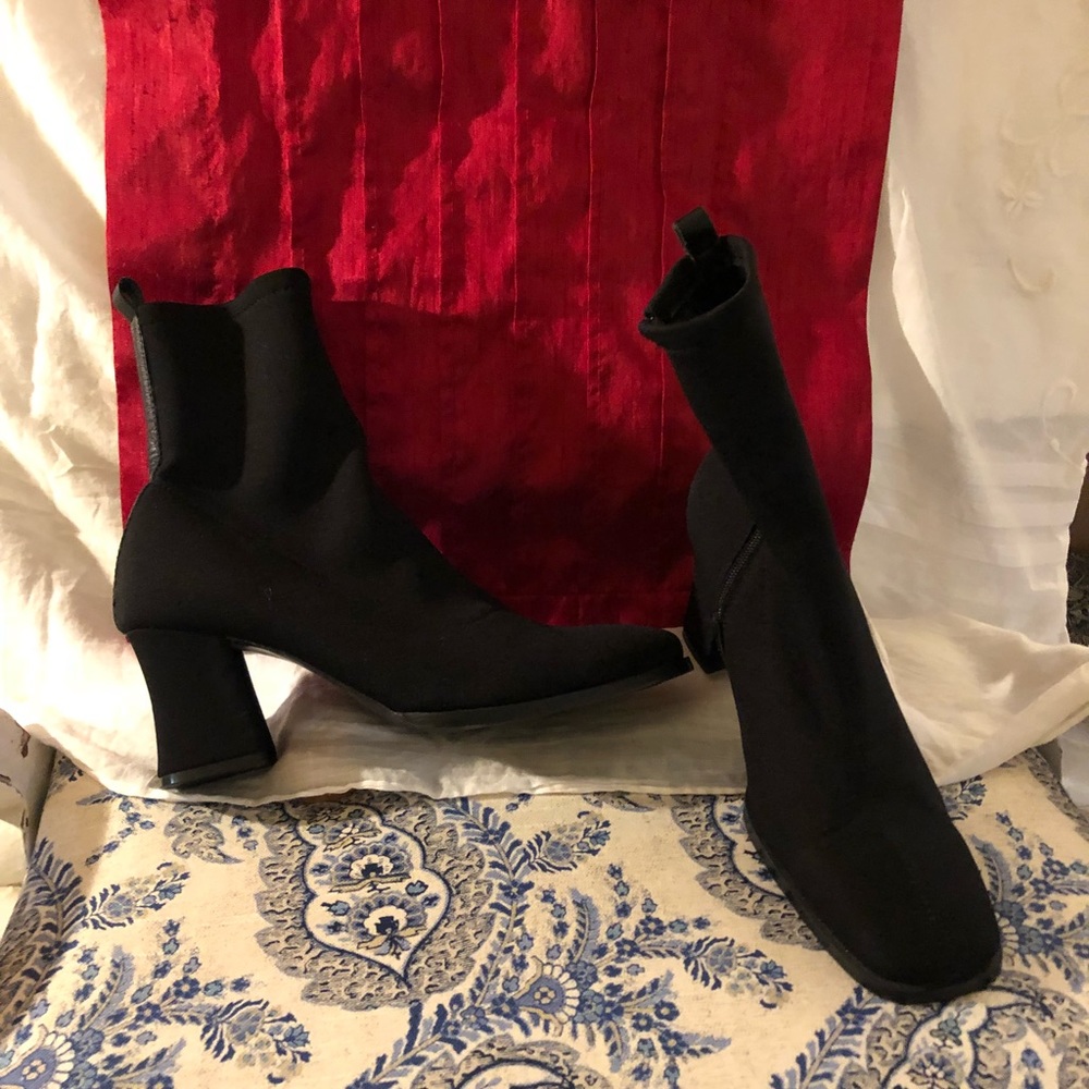 Black ladies boots size 8, stretchy fabric